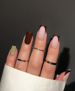 Francesinha marrom unhas quadradas decoradas