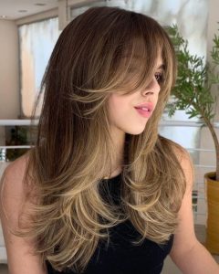 corte de cabelo com camadas longas