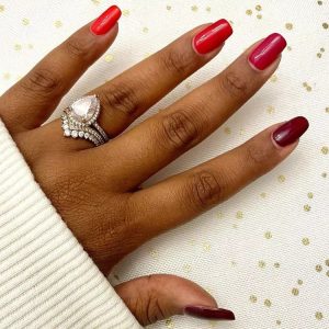unhas decoradas em tons diferentes de vermelho