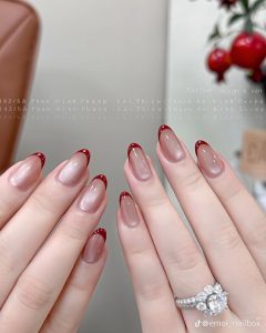francesinha vermelha com unhas cintilantes