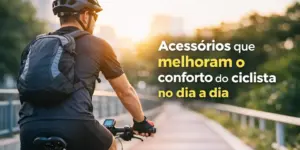 Ciclista com capacete na ponte de madeira rodeada por vegetação ao sol