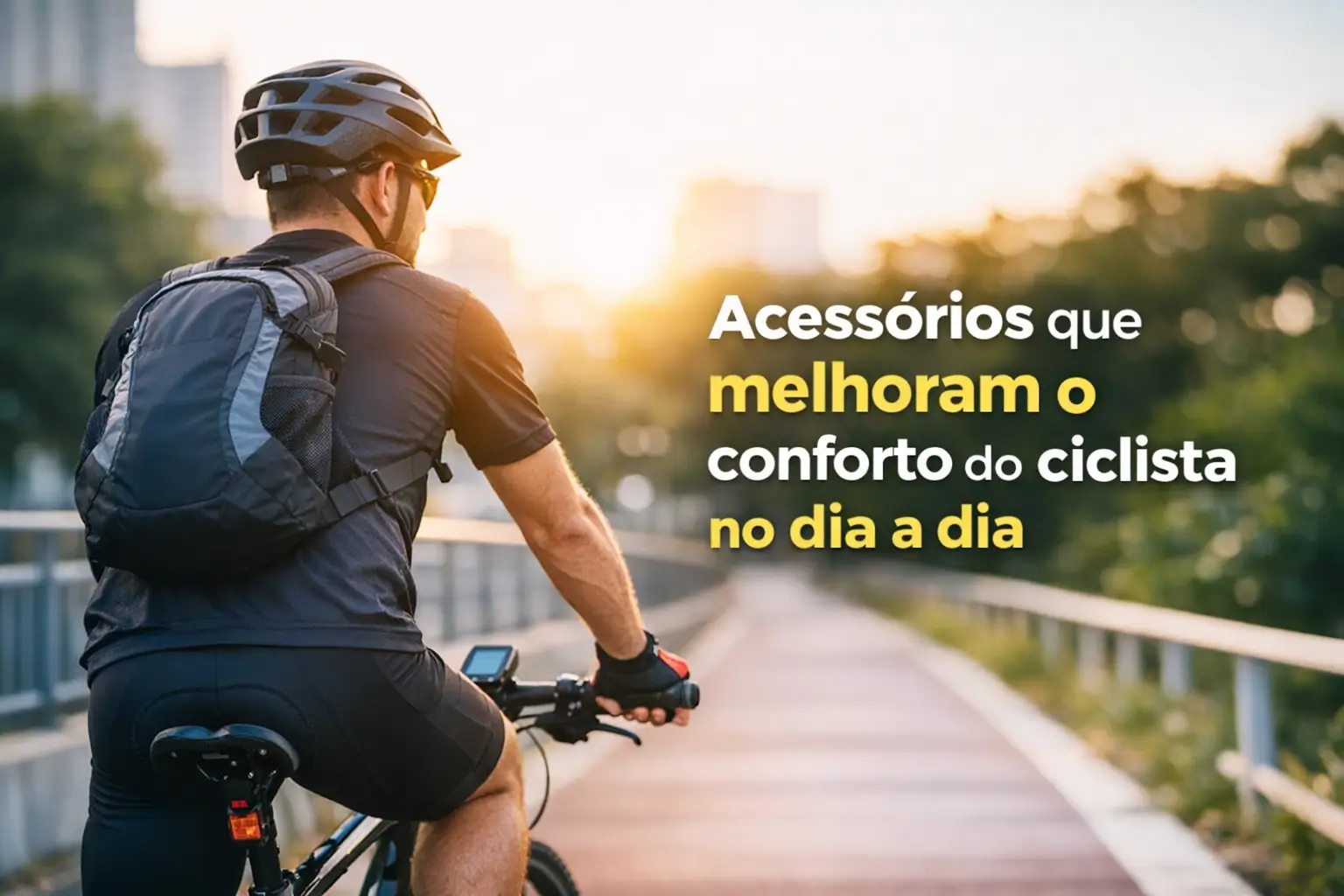 Ciclista com capacete na ponte de madeira rodeada por vegetação ao sol