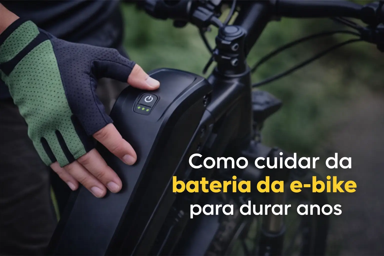 Pessoa com luvas ajustando bateria de e-bike ao ar livre