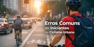 Ciclista urbano com mochila compartilhando a estrada com carros ao pôr do sol