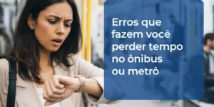 Mulher em transporte público olhando relógio com expressão preocupada e texto em português sobre erros que fazem perder tempo
