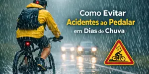Ciclista com capa de chuva amarela pedalando na chuva, com trânsito ao fundo