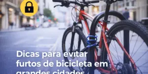 Bicicleta vermelha trancada em suporte urbano com dica de segurança
