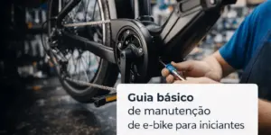 Manutenção de e-bike com ferramenta no pedal em oficina
