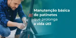 Homem ajustando uma scooter elétrica com chave inglesa ao ar livre