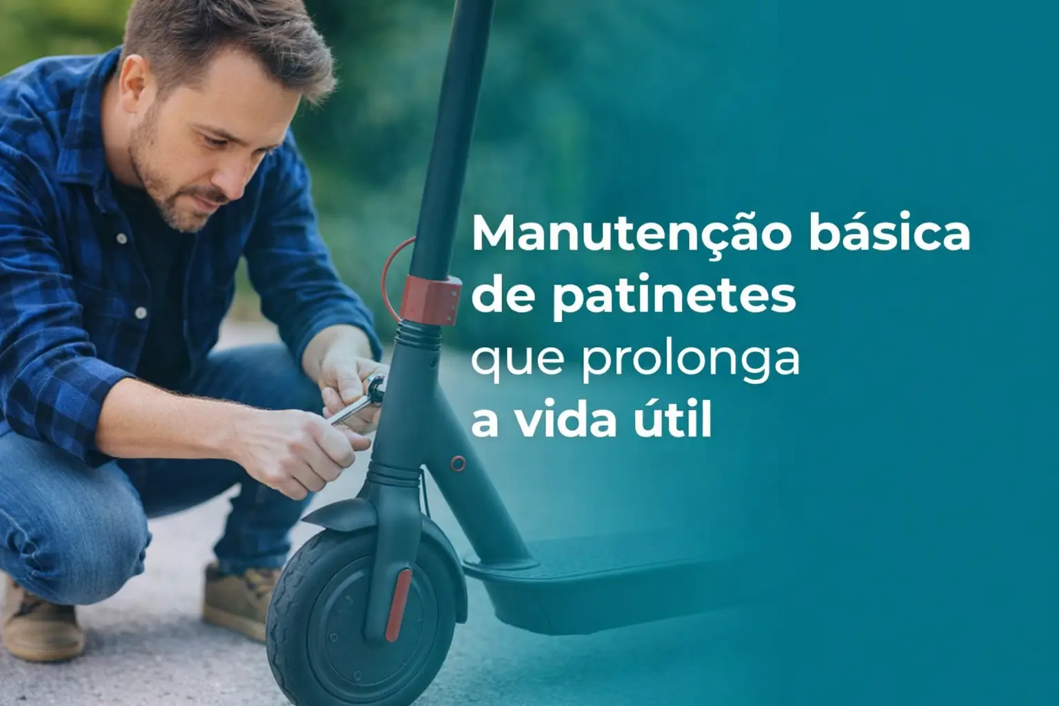 Homem ajustando uma scooter elétrica com chave inglesa ao ar livre