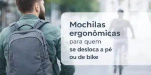 Homem de costas com mochila ergonômica cinza em cenário urbano