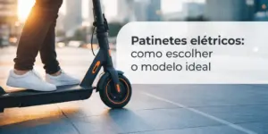 Patinete elétrico com pés de pessoa e skyline urbano ao fundo ao entardecer
