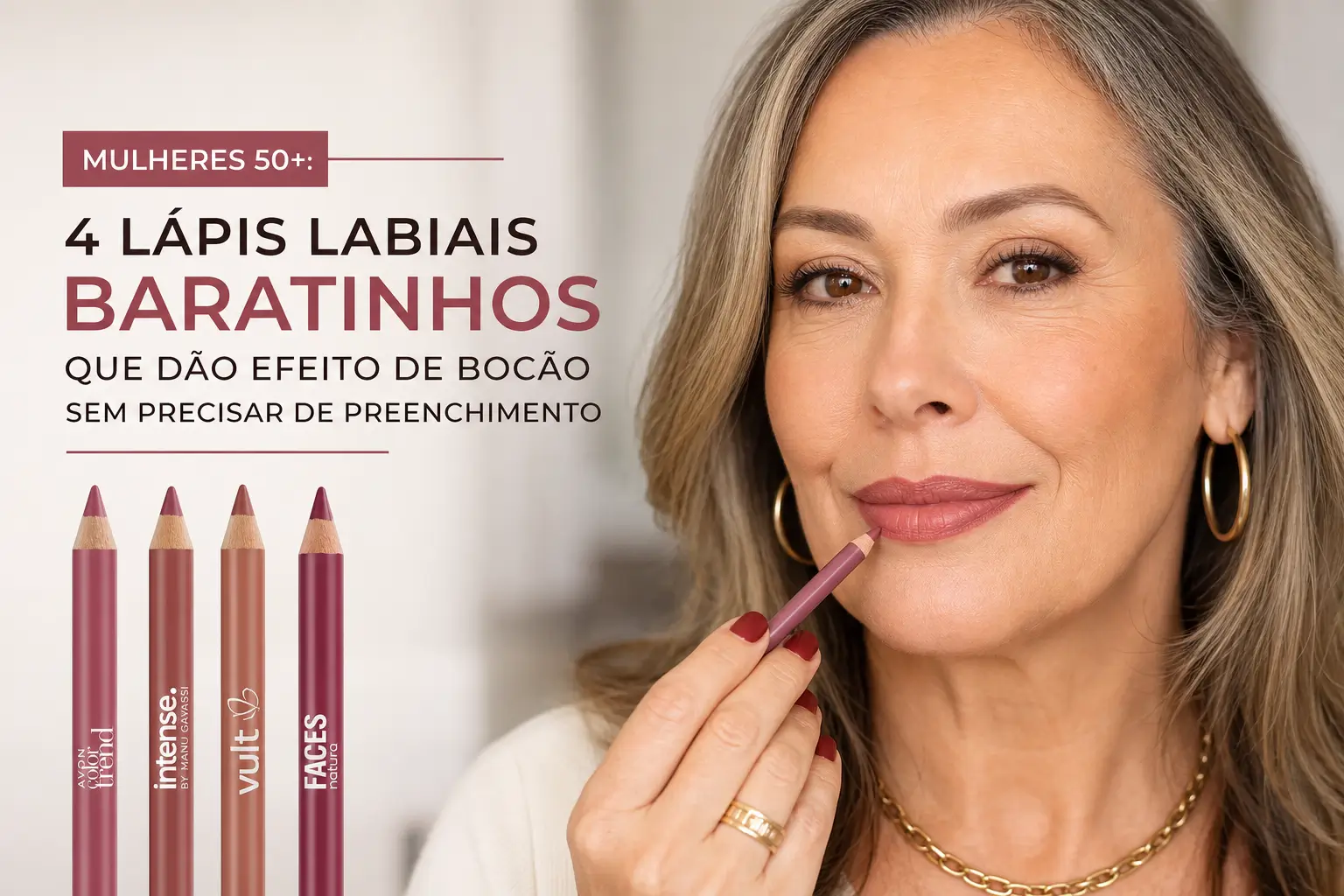 Mulher sorridente com cabelo grisalho usando lápis labial rosado